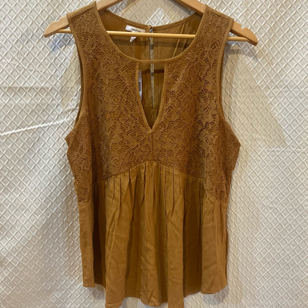 Maurices flowy lace detailed blouse. Medium. NWT. Button back. Brown/yellow.